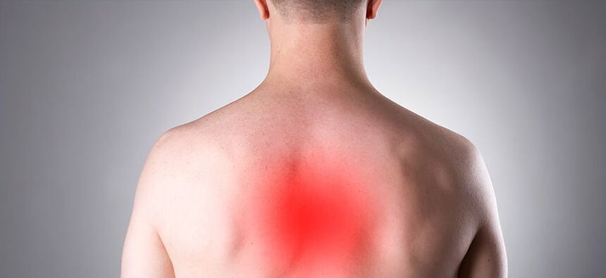 L'ostéochondrose thoracique se manifeste par des douleurs prolongées au niveau de la colonne vertébrale. 