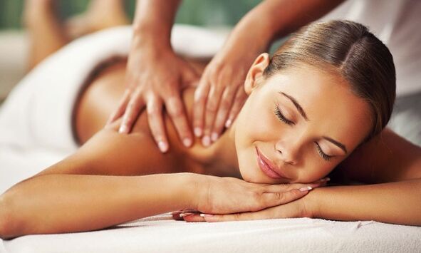 Un cours de massage aide à éliminer l'ostéochondrose de la colonne thoracique.