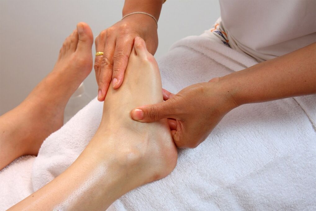 massage des pieds pour l'arthrose de la cheville