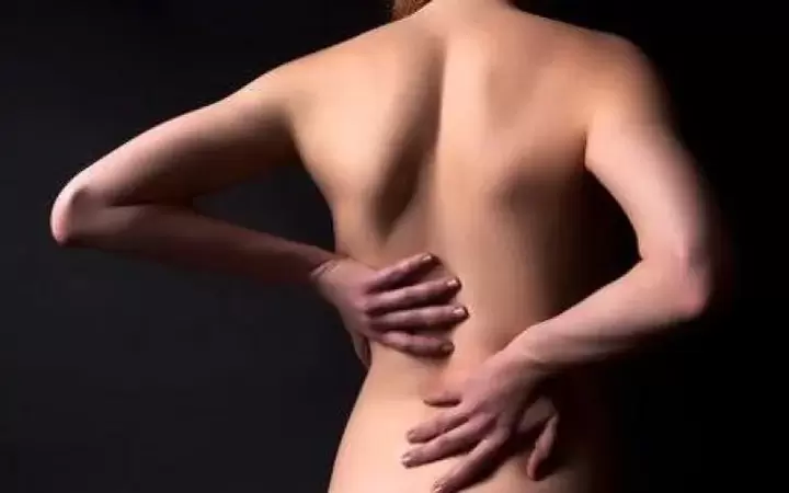 Pour l'ostéochondrose, vous pouvez vous frotter le dos avec un massage chaud traditionnel.